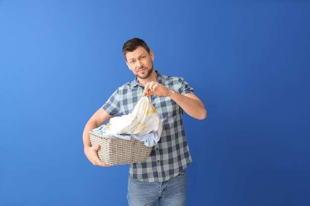 Foto hombre disgustado con ropa sucia