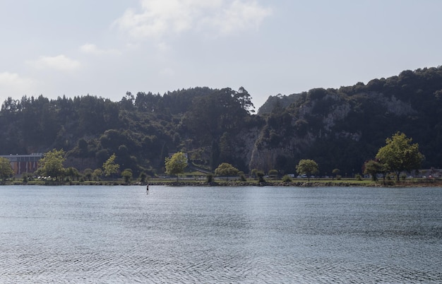 Hombre a distancia haciendo paddle surf