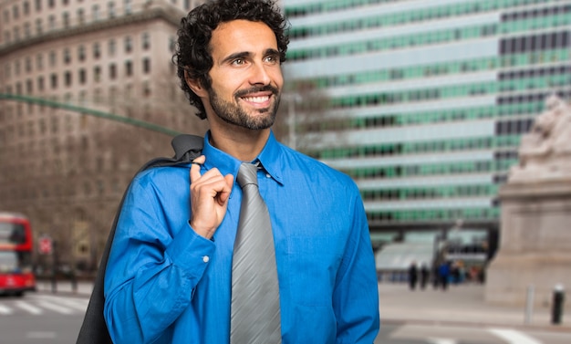 Hombre en un distrito comercial