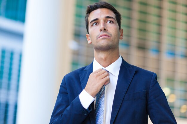 Hombre en un distrito comercial