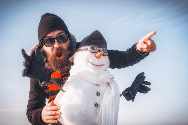 Hombre divertido piloto de muñeco de nieve de ocio de invierno y hombre emocionado de santa hombre año nuevo en viajes de temporada de invierno