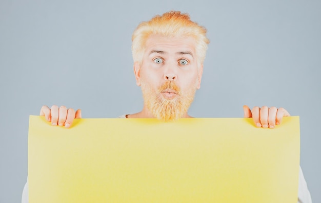 Hombre divertido de presentación de contenido empresarial con papel en blanco publicidad banner temporada ventas hombre h