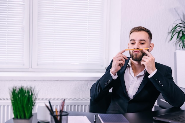 Hombre divirtiéndose durante el descanso y jugando con un lápiz