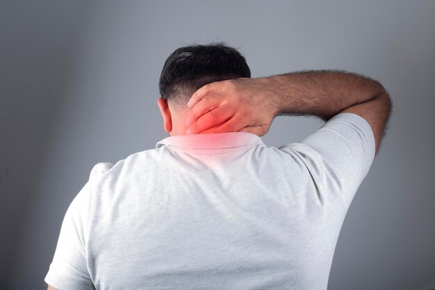 Foto un hombre con dolor de cuello sobre fondo aislado