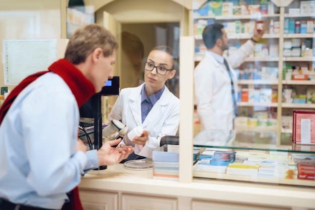 Un hombre con dolor de garganta vino a la farmacia.