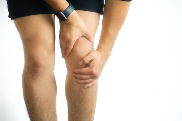 Hombre con dolor de rodilla y copyspace