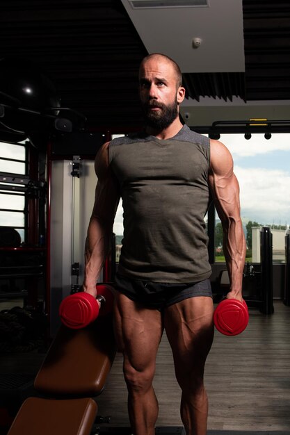 hombre, con, dumbbells, ejercitar, biceps