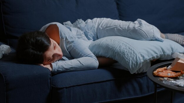 Foto hombre durmiendo en la cama