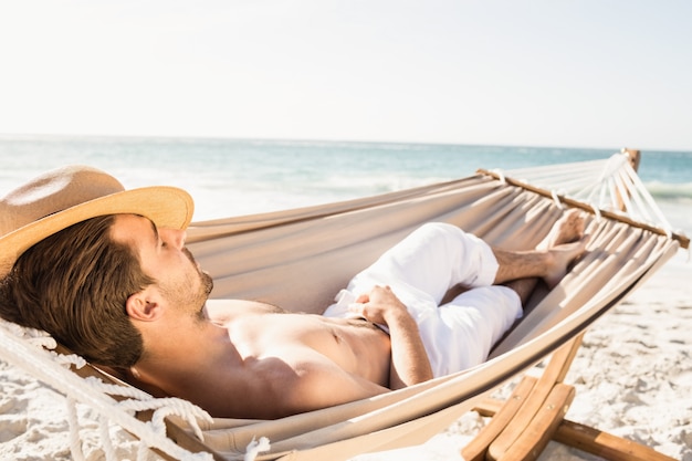 Foto hombre durmiendo en hamaca