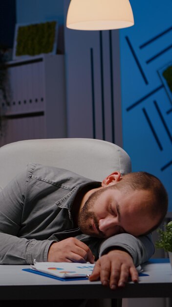 Foto hombre durmiendo en la mesa en casa