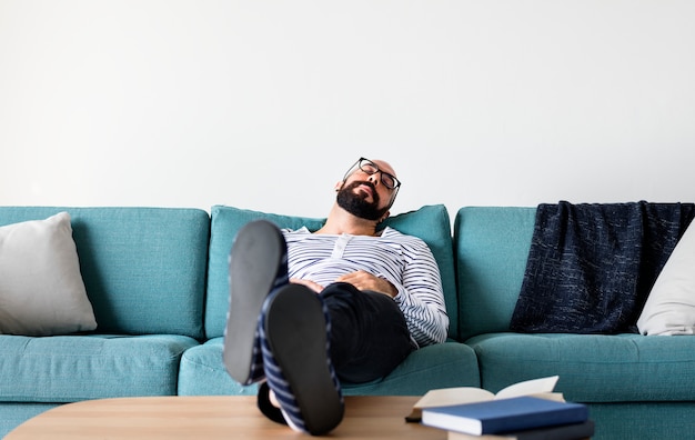 Hombre durmiendo en el sofa