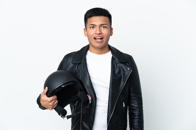 Hombre ecuatoriano con un casco de moto aislado