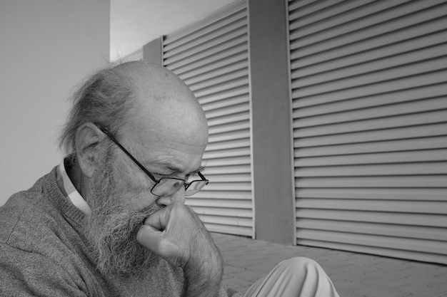 Foto hombre de edad avanzada deprimido
