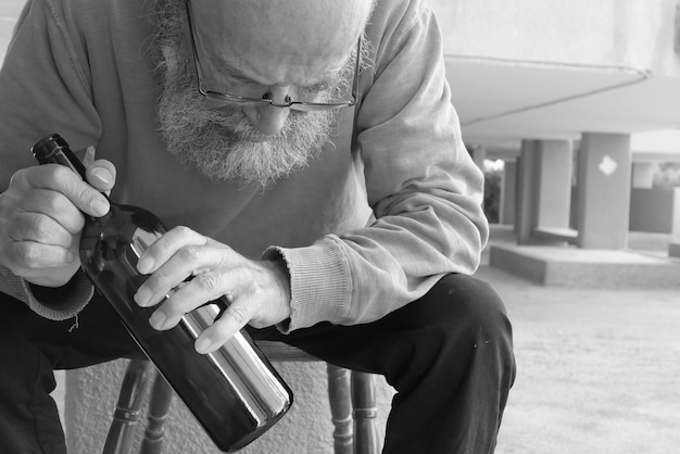 Foto hombre de edad avanzada que abusa del alcohol