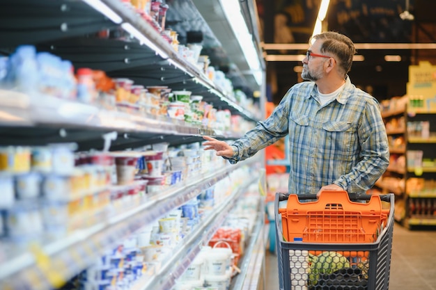 Hombre de edad avanzada en la tienda del supermercado