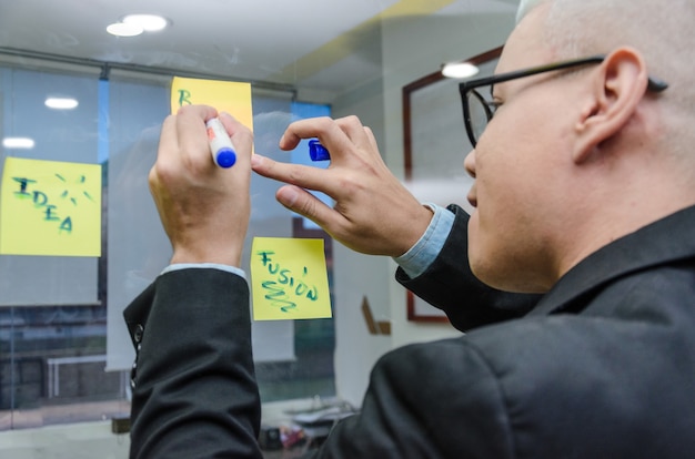 Hombre ejecutivo en la oficina organizando ideas