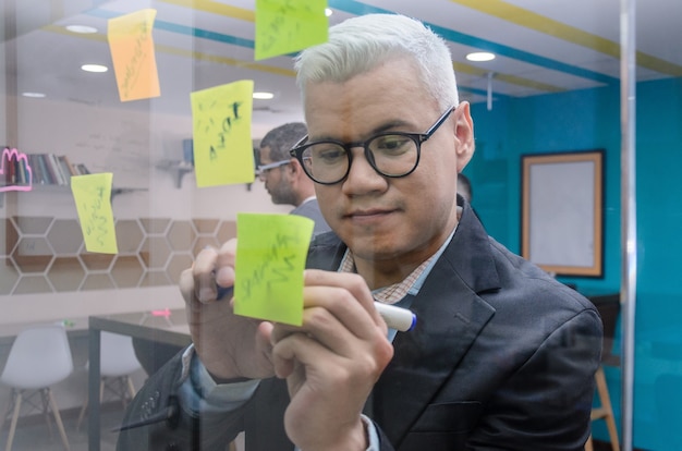 Hombre ejecutivo en la oficina organizando ideas