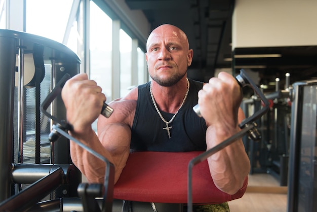 Foto hombre, ejercitar, bíceps, en el gimnasio