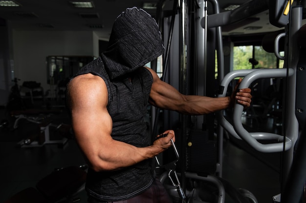 hombre, ejercitar, bíceps, en el gimnasio