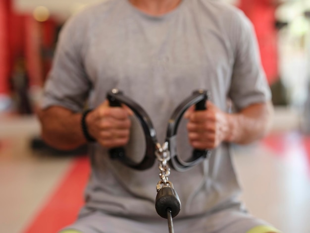 un, hombre, ejercitar, en, el, gimnasio