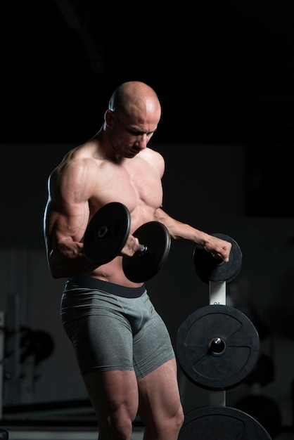 hombre, elaboración, bíceps, en, un, gimnasio, dumbbell, concentración, curls