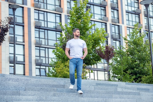 Hombre elegante al aire libre hombre usar ropa elegante modelo de moda elegante hombre hombre sin afeitar