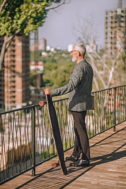 Hombre elegante en anteojos mirando a la distancia