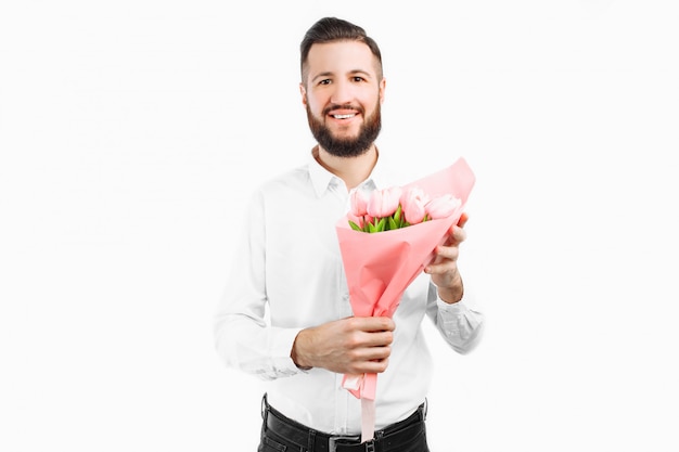 Hombre elegante con barba con un ramo de tulipanes, un regalo para el día de San Valentín