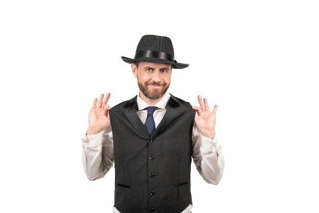 Hombre elegante barbudo divertido sonriente en sombrero vintage aislado sobre fondo blanco, caballero.