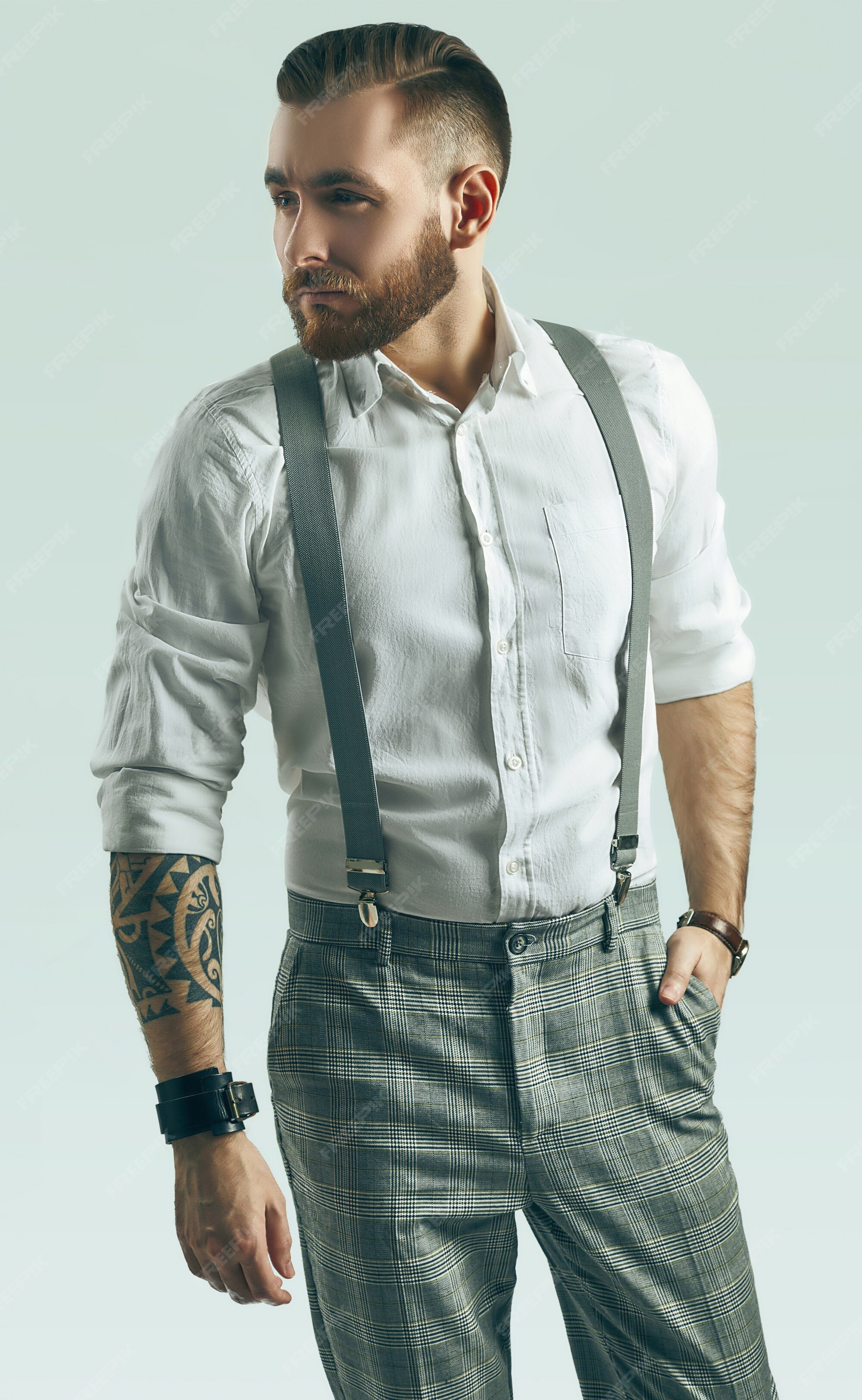 a tiempo tranquilo Asimilar Hombre elegante brutal en pantalones clásicos grises y tirantes aislados en  blanco | Foto Premium