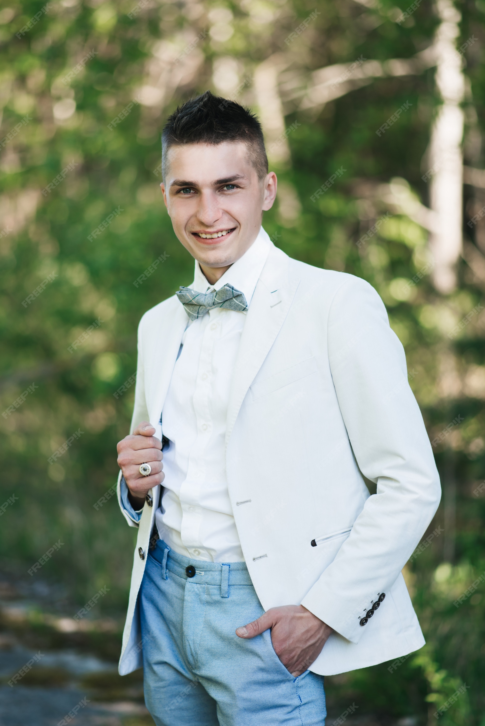 Hombre elegante con una camisa blanca pantalón azul |