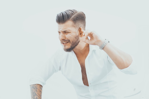 El hombre elegante con una camisa escucha las explicaciones girando su oído hacia el empleado culpable. El concepto de irresponsabilidad, grandes empresas, jefe exigente. Técnica mixta