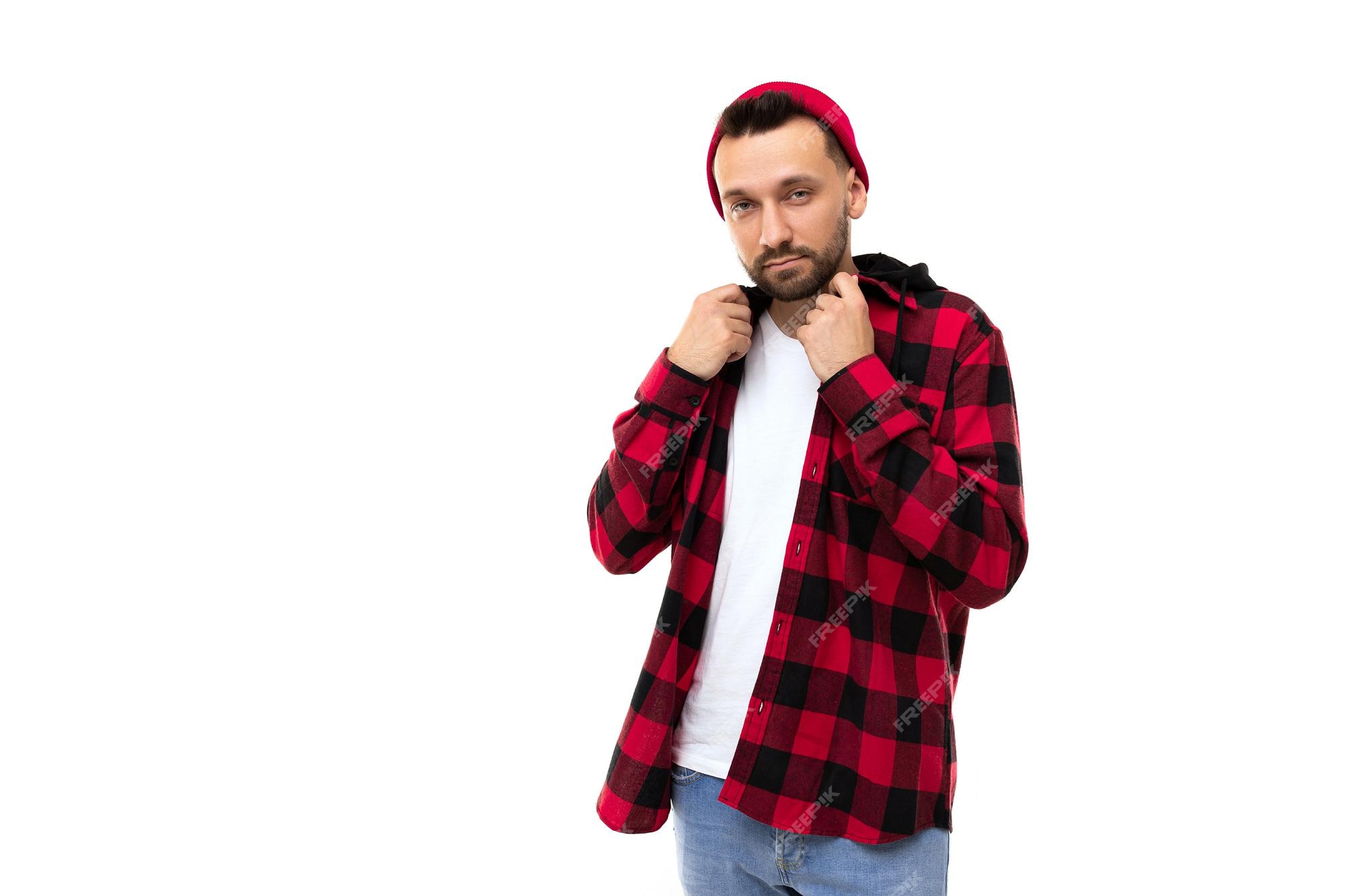 Hombre con una camiseta y camisas a cuadros rojas y sobre un fondo | Foto Premium