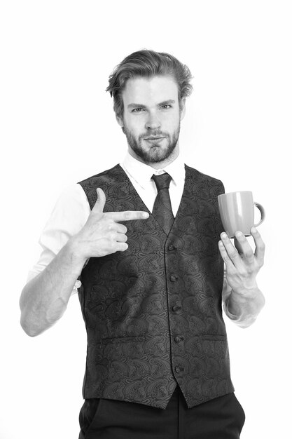 Hombre elegante en chaleco con una taza de café aislado sobre fondo blanco.