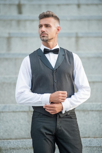 Hombre elegante en corbatín de lujo hombre canoso en ropa formal esmoquin hombre novio