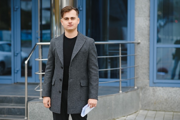 Hombre elegante elegante en abrigo de estilo urbano