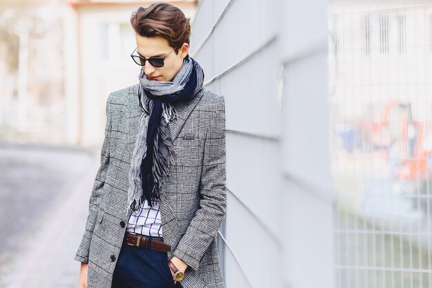 Hombre elegante en gafas de sol en la calle