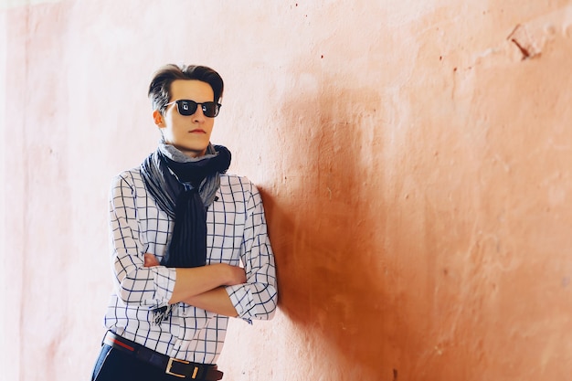 Hombre elegante en gafas de sol en la calle