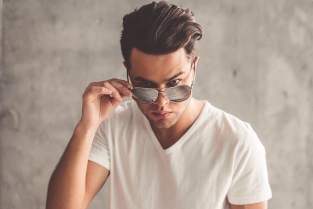 Hombre elegante con gafas de sol