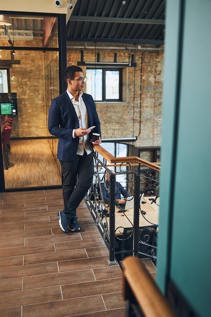 Hombre elegante y guapo que se relaja en el descanso para tomar café