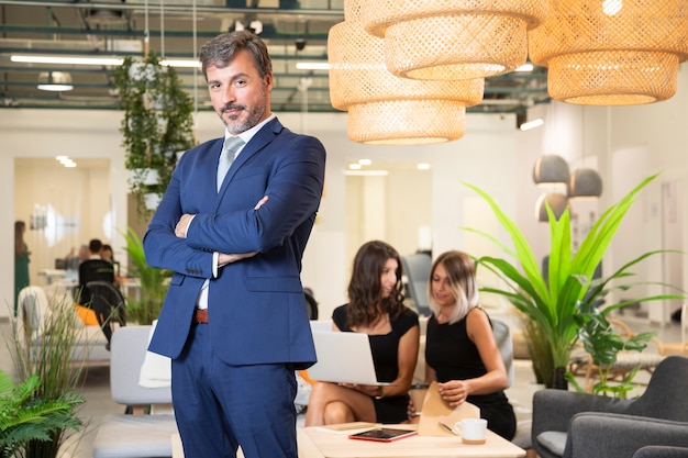 Hombre elegante posando en traje en la oficina