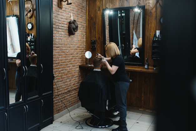 Hombre elegante sentado peluquería Peluquería Peluquería Mujer cortándose el pelo