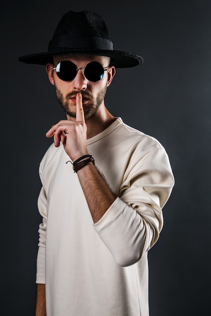 Hombre elegante con sombrero y gafas de sol