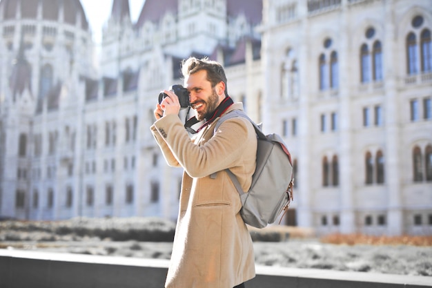 Hombre elegante tomando fotos