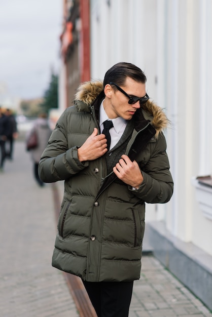 Hombre en un elegante traje. Empresario en una ciudad de otoño, moda