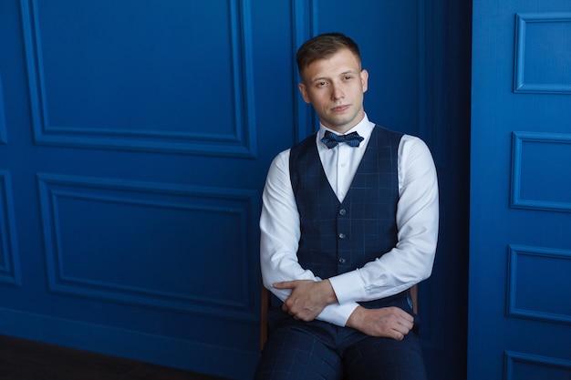 Hombre elegante en un traje de negocios interior