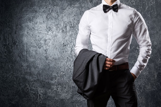 Hombre elegante en traje con pajarita