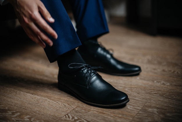 Un hombre elegante usa zapatos clásicos moda. | Foto Premium