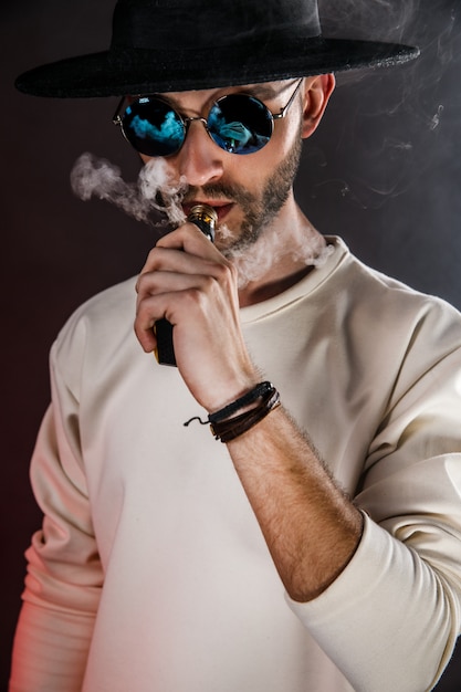 Hombre elegante con vape