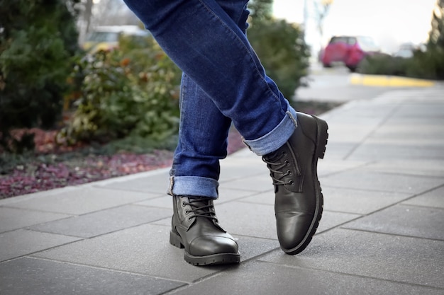 Hombre elegante en zapatos negros en las calles de la ciudad